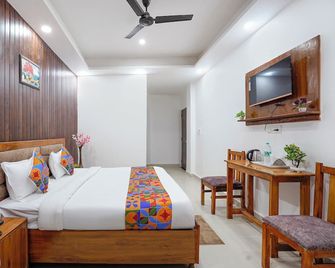 Fabhotel Frolic Luxury Stay - Noida - Schlafzimmer
