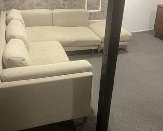 Studio 8 min walk to UBS arena - Floral Park - Living room