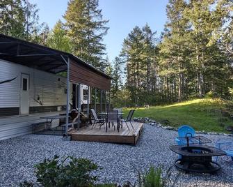 Lily Lake Rock Rv Surrounded By Nature - Madeira Park - Innenhof