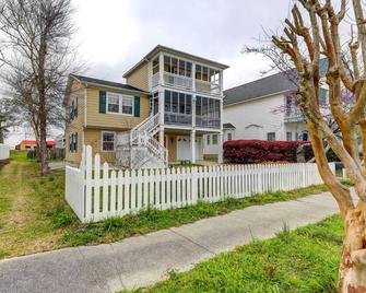 Waterfront Crystal Coast Vacation Rental Getaway! - Morehead City - Building