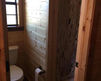Crooked Creek Ranch Cabin 2 - Hamilton - Bathroom
