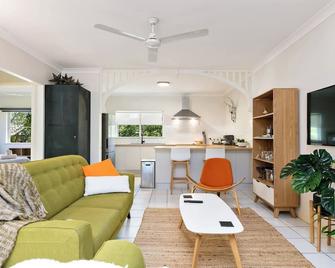 Tiki Dreams - With A Large Breezy Balcony - Cairns - Huiskamer