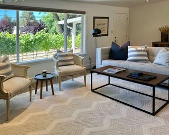 Tranquil Renovated Farmhouse bordering Yountville! - Napa - Living room