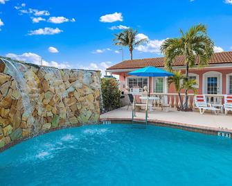 بلايند باس ريزورت موتل - سانت بيتي بيتش - حوض السباحة