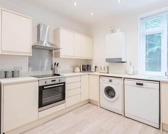 Hilltown Apartment - Dundee - Kitchen