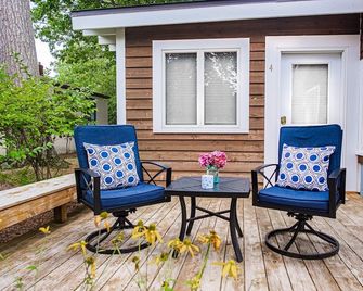 Beautiful suite located on iconic M-22 in downtown Glen Arbor - Glen Arbor - Patio