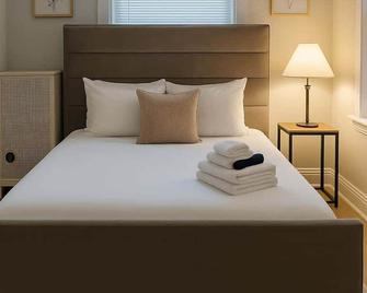 Radiant 2BR Apt near Shops - Chicago - Bedroom