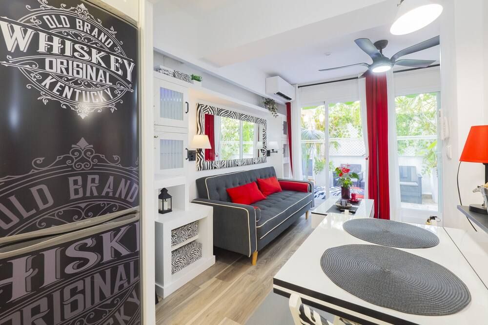 Cubo's Poseidon Apartment 2 & Pool / room / air conditioning / community pool / free wifi - Benalmádena - Stue