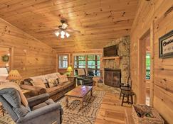 Pinot and Pine Chic Log Cabin about 5 Mi to Blue Ridge - Blue Ridge - Living room