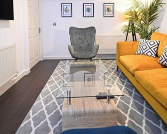 Two Bedroom Flat By Littlepiggyrentals Short Lets & Serviced Accommodation Cranfield With Balcony & Fast Wi-Fi - Cranfield - Living room