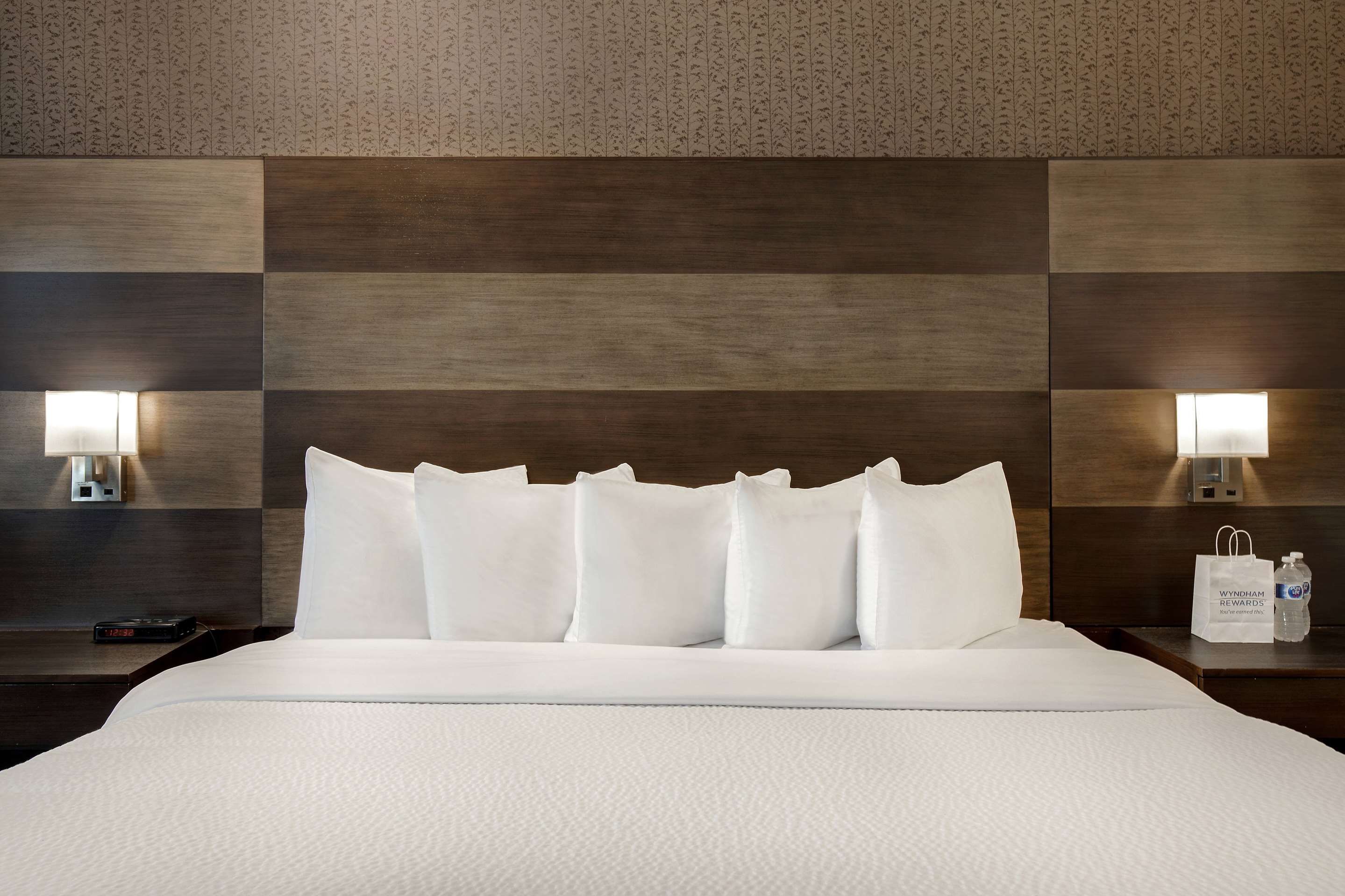 Days Inn by Wyndham Calgary South thumbnail 3