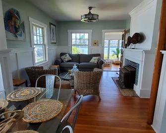Waterfront Cottage 2 Blocks to the Beach - Avon by the Sea - Dining room
