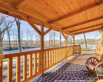 La Grange Cabin on a Racehorse Farm w/ Pond Views! - La Grange - Balcony