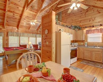 Spacious 1BR log cabin- pool table and hot tub- great location near PF & Gburg! - Sevierville - Dining room