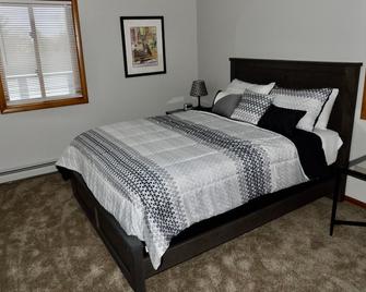 Quaint updated apartment overlooking the Bay - Washburn - Bedroom