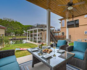 Stunning Luxury Lake Home With Waterfront & Dock! - Horseshoe Bay - Balkón