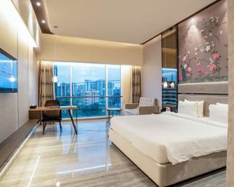 Seven Eleven Hotels and Club - Thane - Спальня