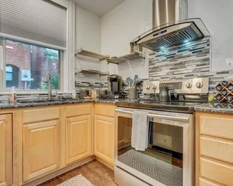 Miners Anvil - Steps to Historic District - コロラドスプリングス - キッチン