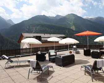 Schorta's Alvetern - Boutique Hotel - Scuol - Balcón
