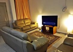 Homely Ground Apartment - Bandar Seri Begawan - Living room