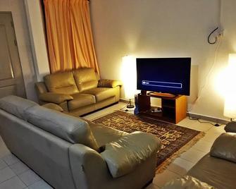 Homely Ground Apartment - Bandar Seri Begawan - Living room