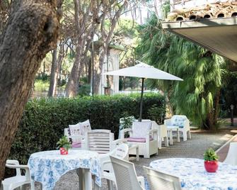 Hotel Parco dei Pini - 100mt dal Mare - Follonica - Innenhof