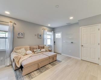 6 Mi to Dtwn: Sarasota Apt w/ Patio & Fire Pit - Sarasota - Living room