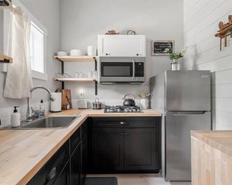 H Studio Close to Downtown, Beaches and Wineries - Traverse City - Cocina