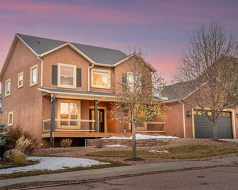 North Gate Getaway - Pet Friendly - Game Room - Colorado Springs - Building