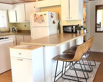Cozy Lakeside Cabin with tons of fun! - Bath - Küche