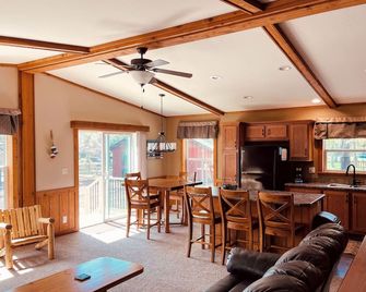 Lakeside Cabin in the Northwoods - Presque Isle - Living room