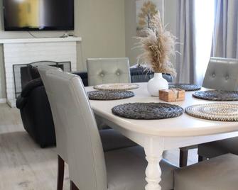 Remodeled cozy home - 2 mins from hospital and 15 mins from VAF base- - Santa Maria - Dining room