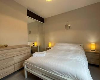 Beautiful Split Level One Bedroom Apartment on - London - Bedroom