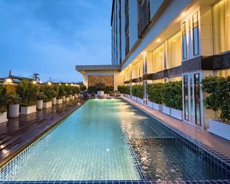 โรงแรมโกลเด้น เอ็มไพร์ สุวรรณภูมิ - ราชาเทวะ - สระว่ายน้ำ