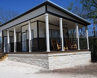 Tranquil Lakefront Retreat: 1BR Cabin with Covered Patio & Private Dock - Ingram - Edificio