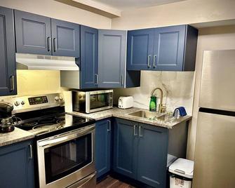 Royal Oak Inn - Toronto - Kitchen