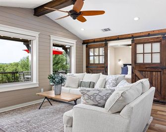 Ultimate Entertainment Getaway - Glen Rose - Living room