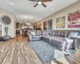 Bridges Bay Resort Newport Building 103 - Arnolds Park - Olohuone