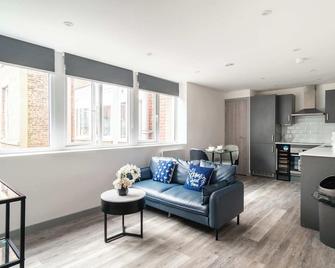 Convenient 1 Bedroom Apartment in Preston Centre - Preston - Living room