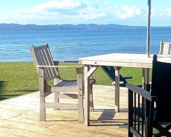 Absolute Beach Front,3 brm bach sleeps 6 .Plus 5 person sleepout also available - Awhitu - Balcón