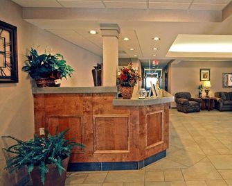Paola Inn And Suites - Paola - Front desk