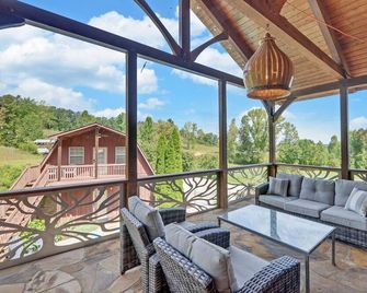 Amazing Farmhouse,18 Acres, Pool, 7 King Bds, Near Helen, Weddings & Events - Cleveland - Balcón