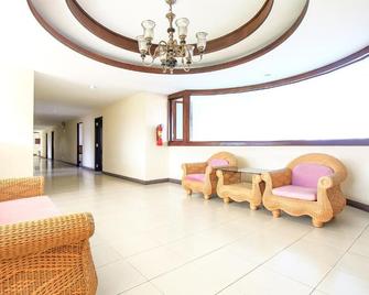 OYO 383 White Inn Hotel - Racha Thewa - Lobby