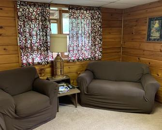 Lower Chalet, Gore Mountain Skiing, Pool/Ac/Woodstove, Cozy Cabin, Loon Lake. - Chestertown - Вітальня
