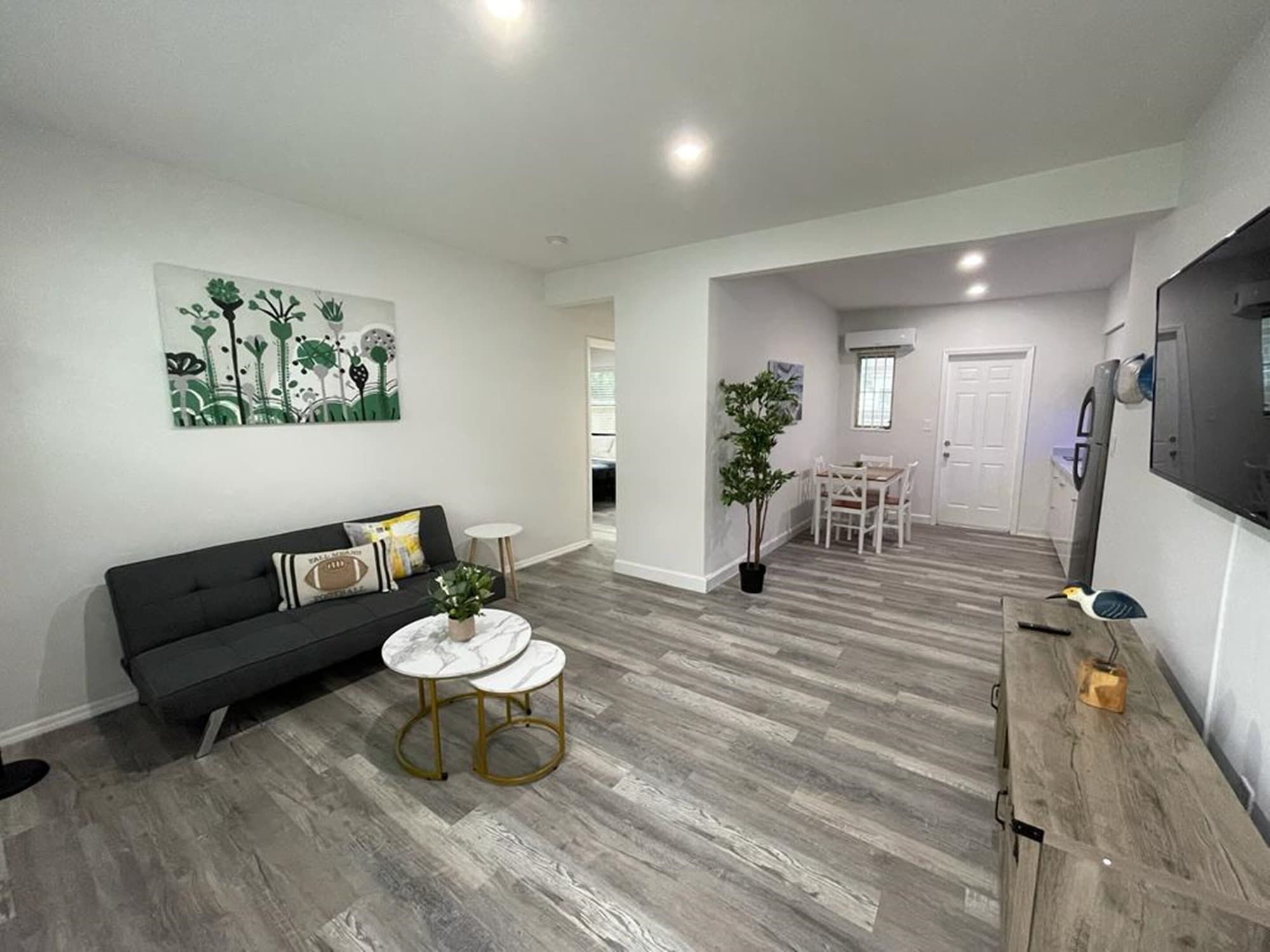 Douglas Rd Apartments - Miami - Living room