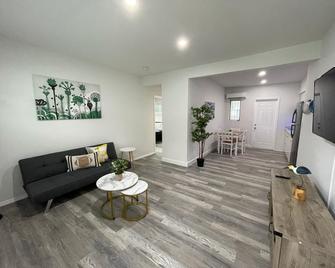 Douglas Rd Apartments - Miami - Salon