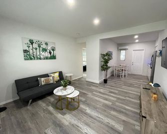 Douglas Rd Apartments - Miami - Living room