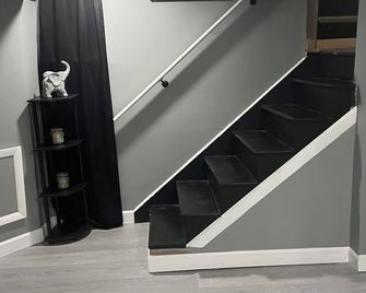 Terrific 6-bedroom house with AC in Trenton - Trenton - Stairs