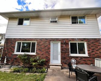 Cozy 1-bedroom in house with WiFi, AC in enchanting St. Catharines - St. Catharines - Building