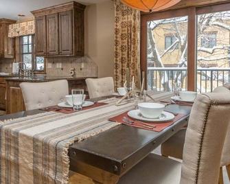 Downtown Bozeman home w/gorgeous mountain views, close to MSU - Main Street Retreat - Bozeman - Dining room